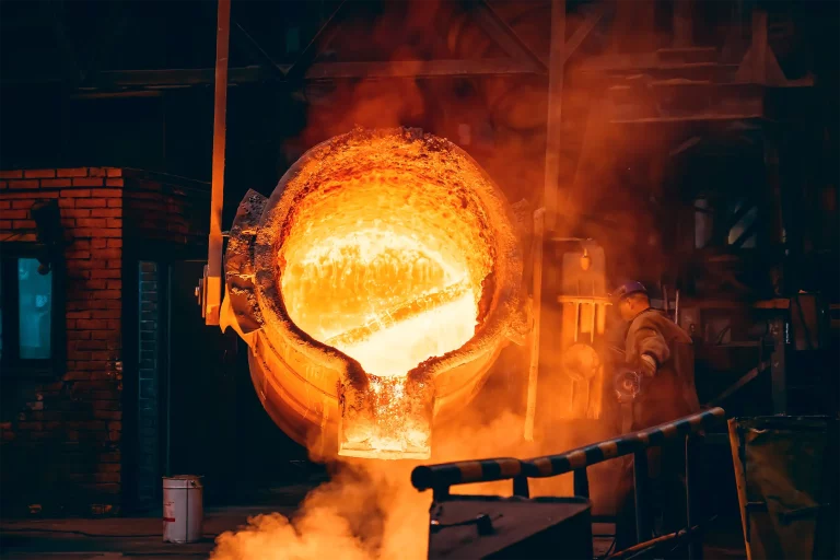 Flüssiges Metall wird aus einem Schmelzofen ausgegossen – Hochtemperaturprozess in der Metallurgie, Einsatzbereich für JOEST Förder- und Kühlsysteme.