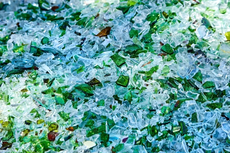 Grün- und Weißglas-Scherben im Altglasrecycling – Anwendungsbereich für JOEST Sieb- und Separiertechnik zur Aufbereitung von Glasbruch.