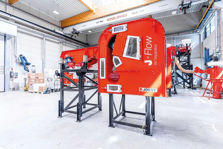 JOEST J-Flow Windsichter mit Vibrationsdosierer zur Materialzufuhr im Technikum