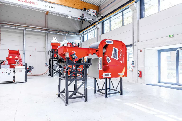 JOEST J-Flow Windsichter mit Vibrationsdosierer zur präzisen Leicht- und Schwerguttrennung im Recyclingprozess