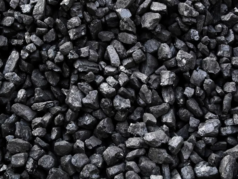 Gebrochene Kohle als Schüttgut – ideal für JOEST Sieb- und Fördertechnik in Energie- und Industrieanwendungen.