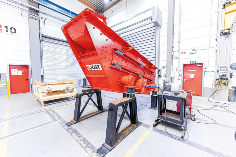 OSCILLA Spannwellen-Siebmaschine von JOEST im Testaufbau mit Antriebseinheit in der Montagehalle