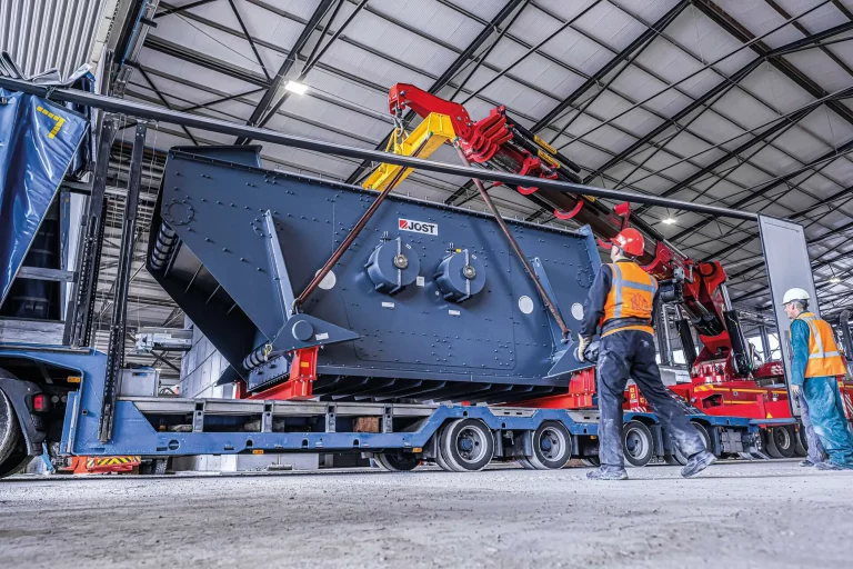 Verladung einer JOEST OSCILLA Spannwellen-Siebmaschine auf Tieflader zur Auslieferung