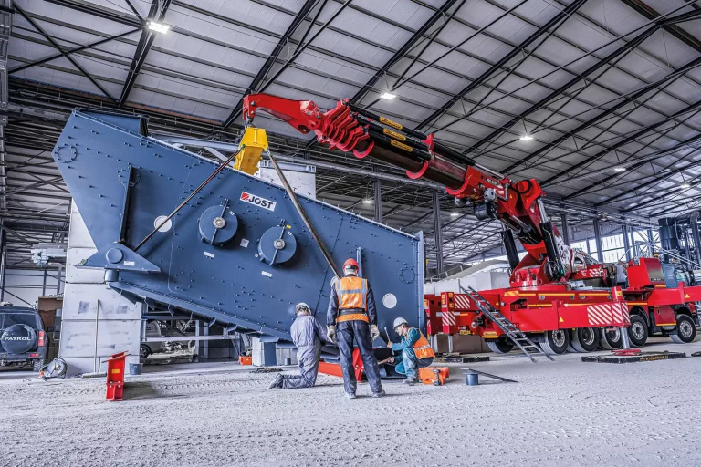 Montage einer großen JOEST OSCILLA Spannwellen-Siebmaschine mit Mobilkran in Industriehalle