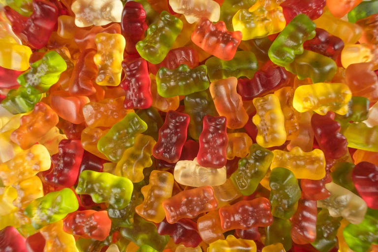 Bunte Gummibärchen – empfindliche Süßwaren für JOEST Hygienefördertechnik in der Lebensmittelindustrie.