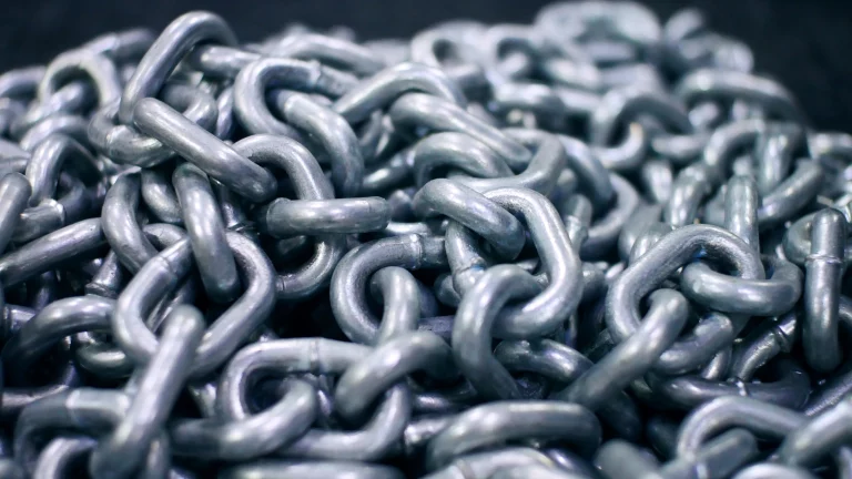 Verzinkte Stahlketten als loses Schüttgut – robustes Fördergut für JOEST Vibrationsrinnen und Schwerlasttechnik.