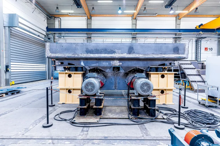 Ausschlagrost mit zwei Elektromotoren in einer Montagehalle