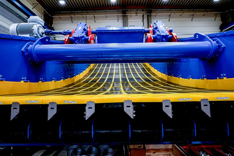 Nahaufnahme eines JOEST Linearschwingsiebs für den Bergbau mit gelbem Siebdeck und blauer Konstruktion.