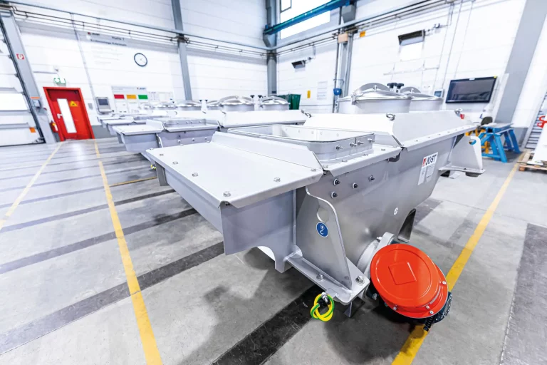 Linearschwingsiebe aus Edelstahl für die Lebensmittelindustrie in einer Produktionshalle.