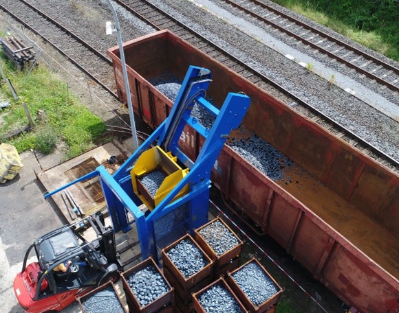 JOEST Hebe-Kippgerät zum Befüllen von Eisenbahnwaggons mit Schüttgut