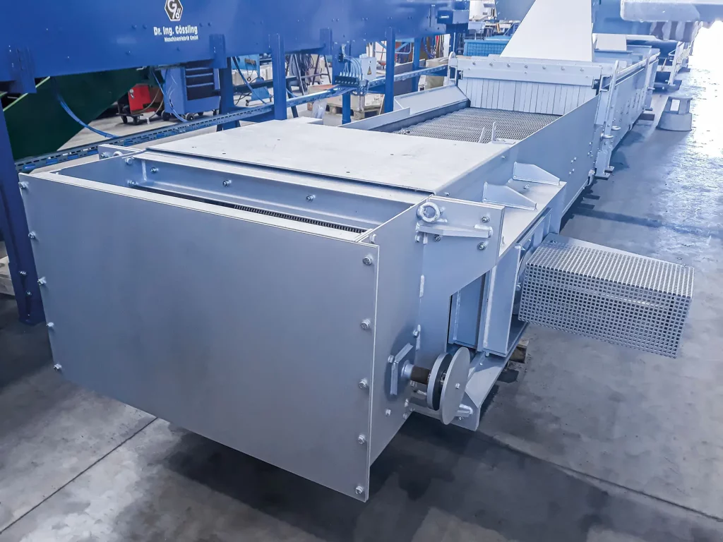 Drahtgurtförderer mit stabilem Gehäuse und robustem Drahtgurt für den industriellen Materialtransport