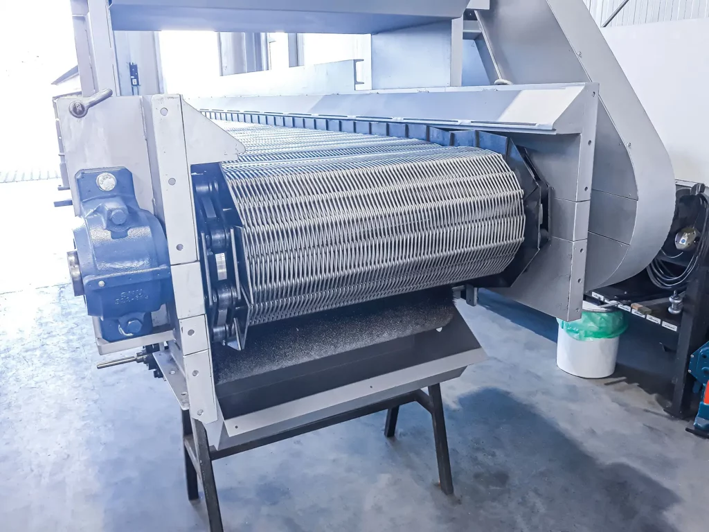 Drahtgurtförderer mit robustem Drahtgurt zur zuverlässigen Förderung von Werkstücken in industriellen Prozessen