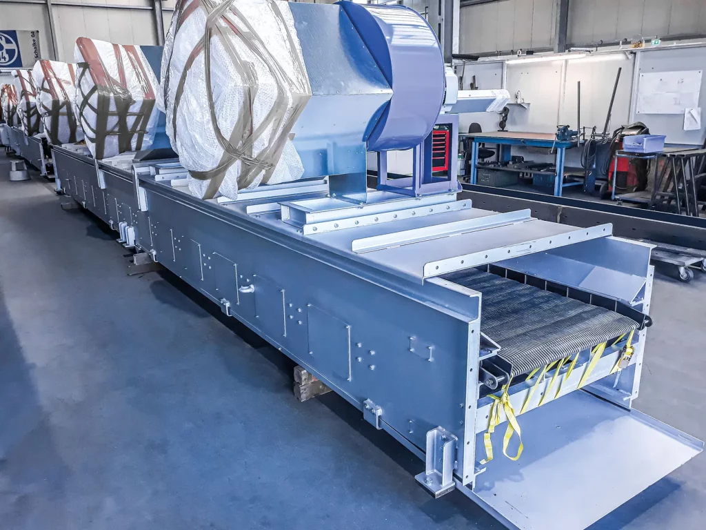 Robuster Drahtgurtförderer in geschlossener Ausführung für den Transport von Werkstücken in industriellen Prozessen