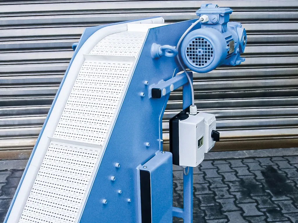 Kunststoff-Scharniergurtförderer mit Antriebseinheit und perforierten Kunststoffgliedern