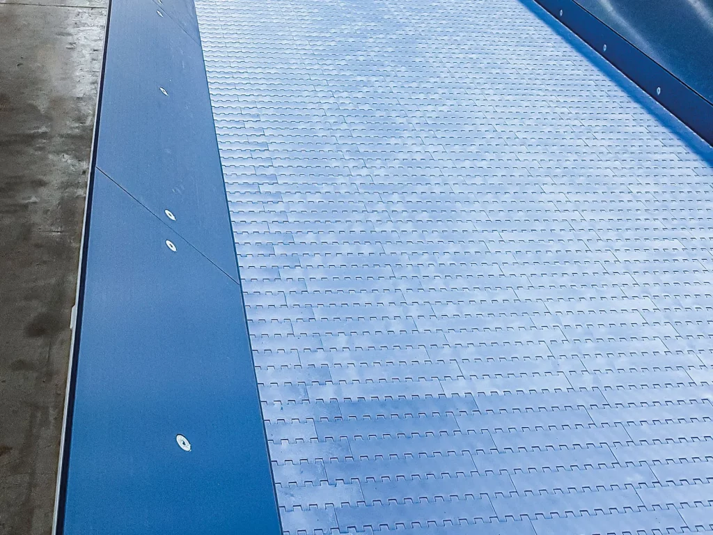 Kunststoff-Scharniergurtfläche eines Förderbands mit glatter, geschlossener Transportoberfläche