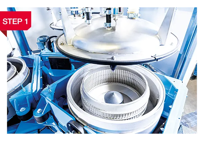 Innenraum einer industriellen Waschzentrifuge mit geöffneter TrommelZentrifugalkraft von Öl befreit.