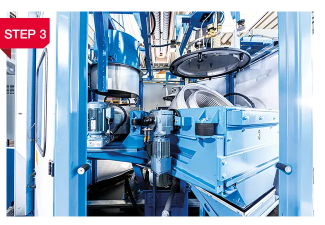 Innenraum einer industriellen Waschzentrifuge mit geöffneten Trommeleinheiten