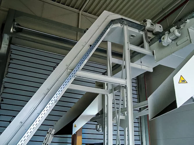 Seitenansicht eines Magnetrutschförderers in Z-Ausführung.