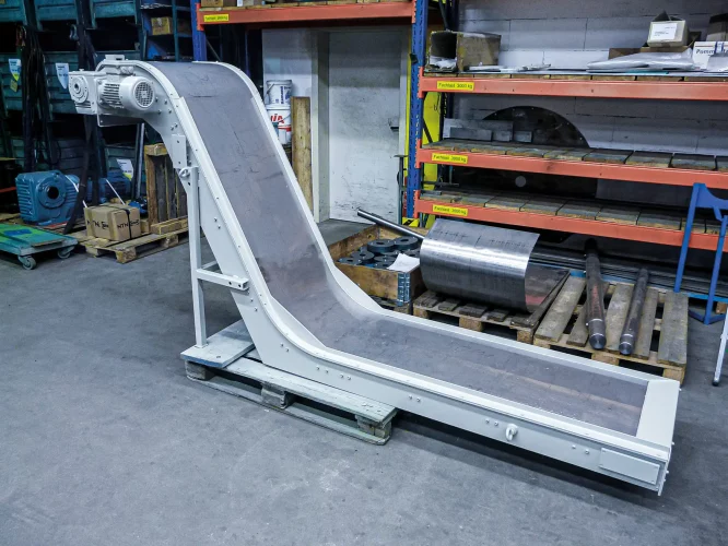 Ein Magnetrutschförderer in Z-Ausführung auf einer Palette in einer Werkhalle.