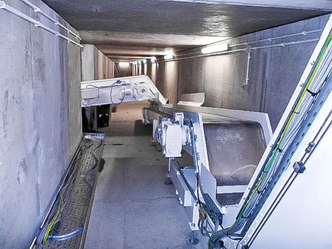 Verbundene Magnetrutschförderer in einer geschlossenen Förderstrecke für magnetische Werkstücke