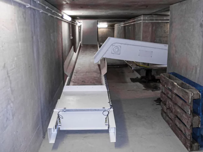 Eine Abwurfkante eines Magnetrutschförderers über einem anderen zweiten Magnetrutschförderer