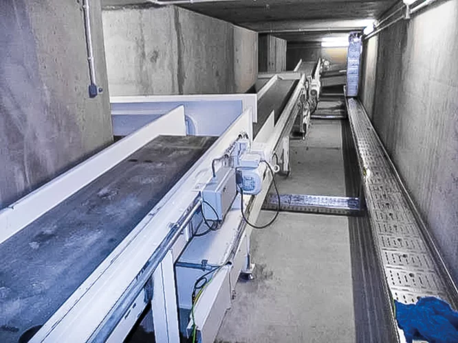 Eine komplette Anlage, die aus mehreren Magnetrutschförderern besteht.