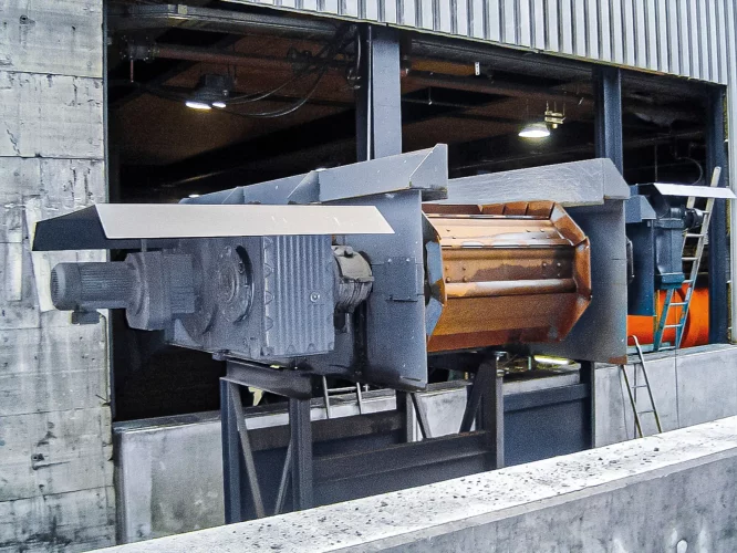 Industrial hinged steel plate conveyor for conveying hot and heavy workpieces