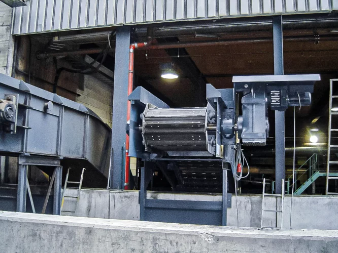 Hinged steel plate conveyor in industrial use for conveying heavy materials