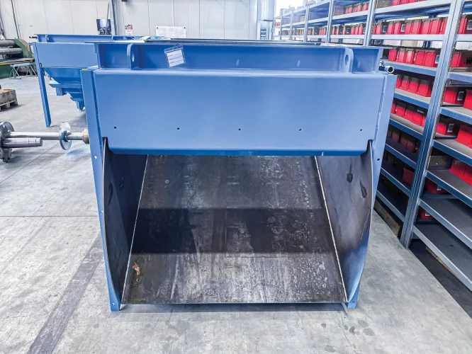 Rutsche eines Magnetrutschförderers zur kontrollierten Verteilung von Fördergut in mehrere Richtung.