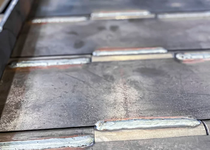 Geschweißte Stahlscharniere auf einem Scharniergurtförderer für robuste Industrieanwendungen