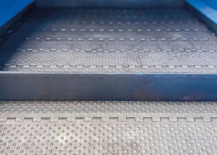 Gestanzte Scharnierglieder mit strukturierter Oberfläche für den Einsatz in Scharniergurtförderern