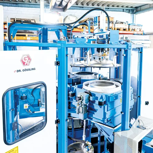 Gesamtansicht einer industriellen Waschzentrifuge mit mehreren Trommeleinheiten zur effizienten Reinigung und Entölung von Metallteilen.