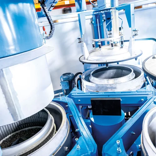 Innenansicht einer industriellen Waschzentrifuge mit mehreren Trommeleinheiten zur effizienten Reinigung und Entölung von Metallteilen.