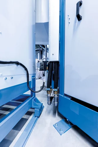 Hose connections and lines of the washing centrifuge – robust connecting elements for safe operation in metal parts cleaning.