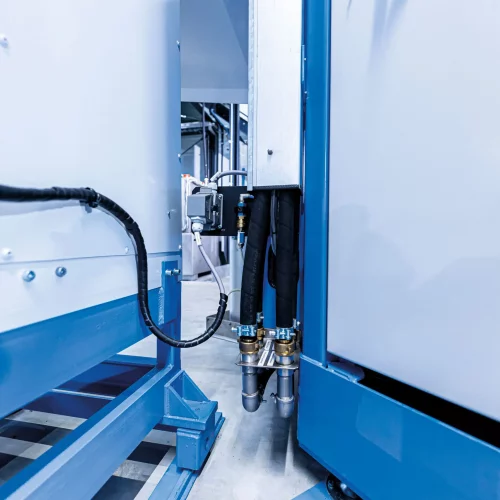 Schlauchverbindungen und Leitungen der Waschzentrifuge – stabile Verbindungselemente für den sicheren Betrieb in der Metallteilereinigung.