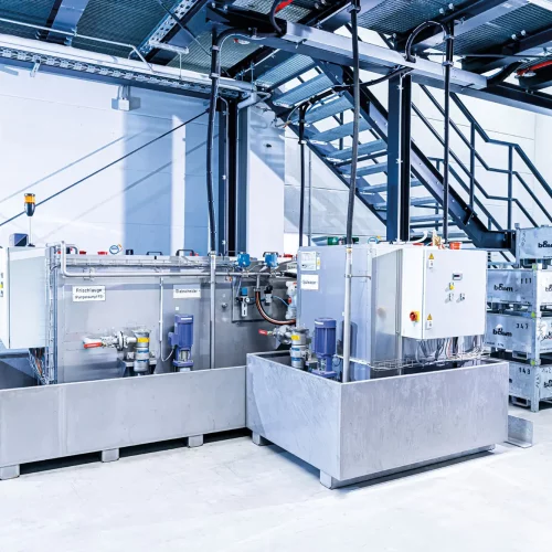 Frischlauge-, Ölabscheider- und Spülwasserbehälter einer industriellen Reinigungsanlage zur Aufbereitung und Wiederverwendung von Reinigungsflüssigkeiten bei der Metallteilereinigung.