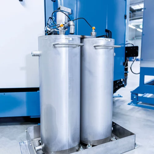 Zweikammer-Behälter aus Edelstahl an einer industriellen Waschzentrifuge zur Abscheidung von Walzöl und Pressöl.