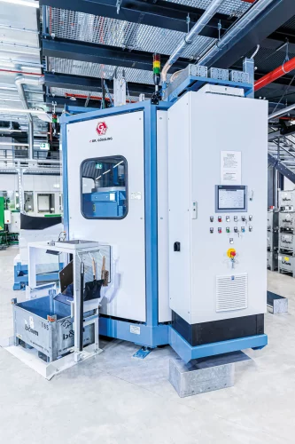 Industrial washing centrifuge for cleaning, de-oiling and drying metal parts – an energy-efficient parts cleaning system for metal processing.