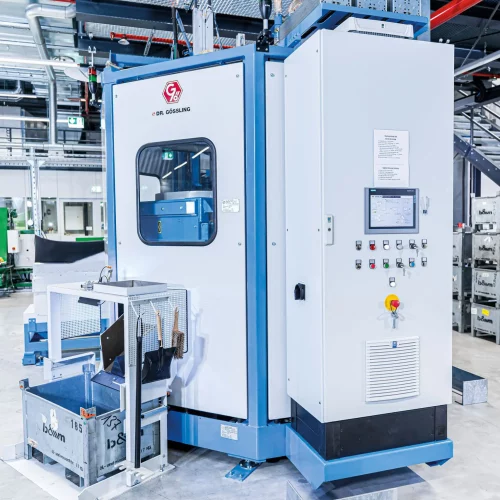 Industrielle Waschzentrifuge zur Reinigung, Entölung und Trocknung von Metallteilen – energieeffiziente Teilereinigungsanlage für die Metallverarbeitung.