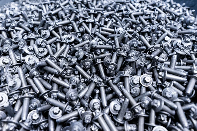 Nahaufnahme von gereinigten Metallteilen nach der Reinigung und Entölung in einer industriellen Waschzentrifuge.